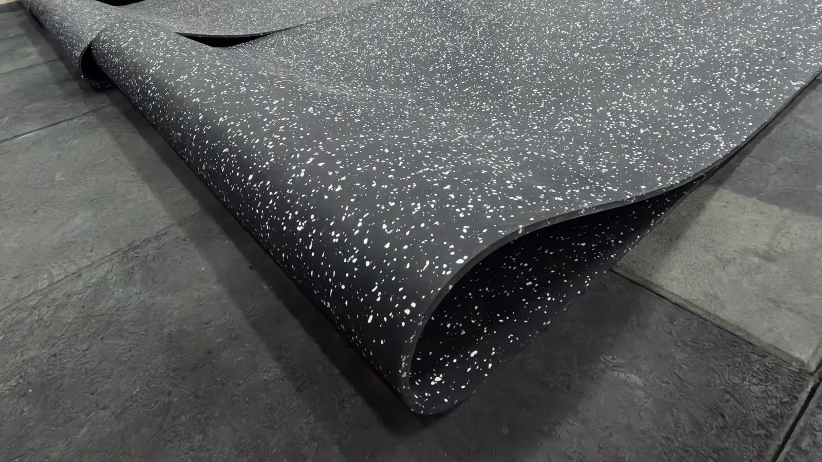 Reduce maintenance costs and downtime with our low-maintenance and easy-to-clean rubber rolls.